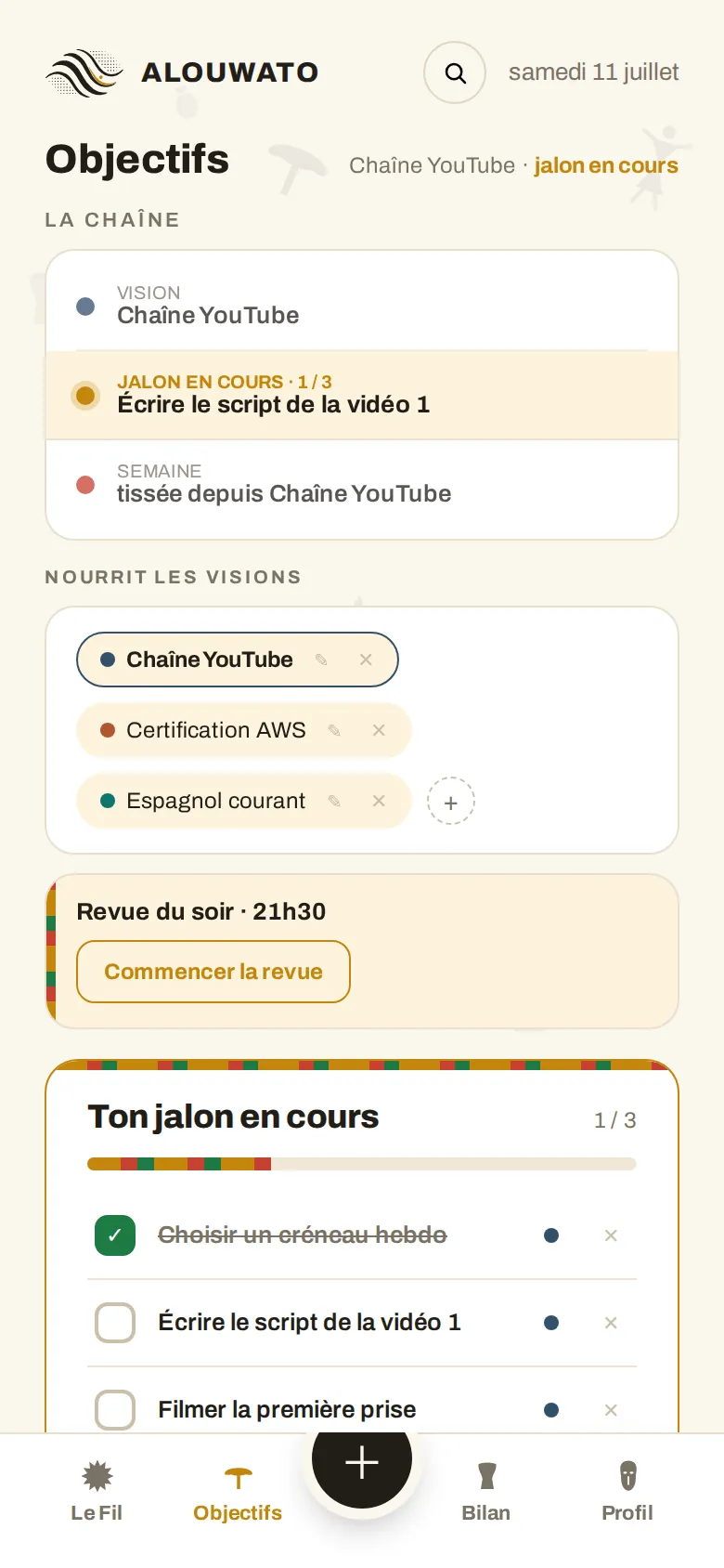 L'écran Objectifs d'Alouwato en layout mobile : un cadre à largeur de téléphone avec un en-tête (« Objectifs », « Chaine YouTube - jalon en cours », « samedi 11 juillet »), la carte « LA CHAINE » (Vision, Jalon en cours 1/3, Semaine), les pastilles « NOURRIT LES VISIONS », une carte « Revue du soir - 21h30 », le début de la liste d'étapes « Ton jalon en cours », et une barre d'onglets en bas (Le Fil, Objectifs, un bouton d'ajout central, Bilan, Profil).