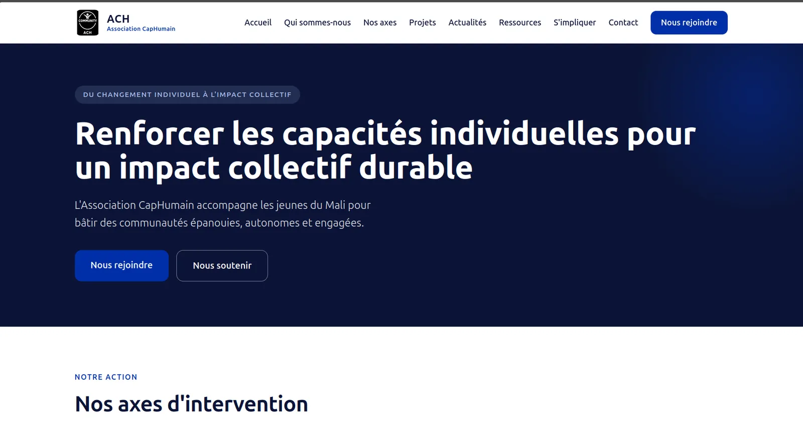 Hero de la page d'accueil du site de l'Association CapHumain : titre « Renforcer les capacités individuelles pour un impact collectif durable » sur fond bleu profond, une phrase d'introduction sur l'accompagnement des jeunes du Mali, et deux boutons, « Nous rejoindre » et « Nous soutenir ».