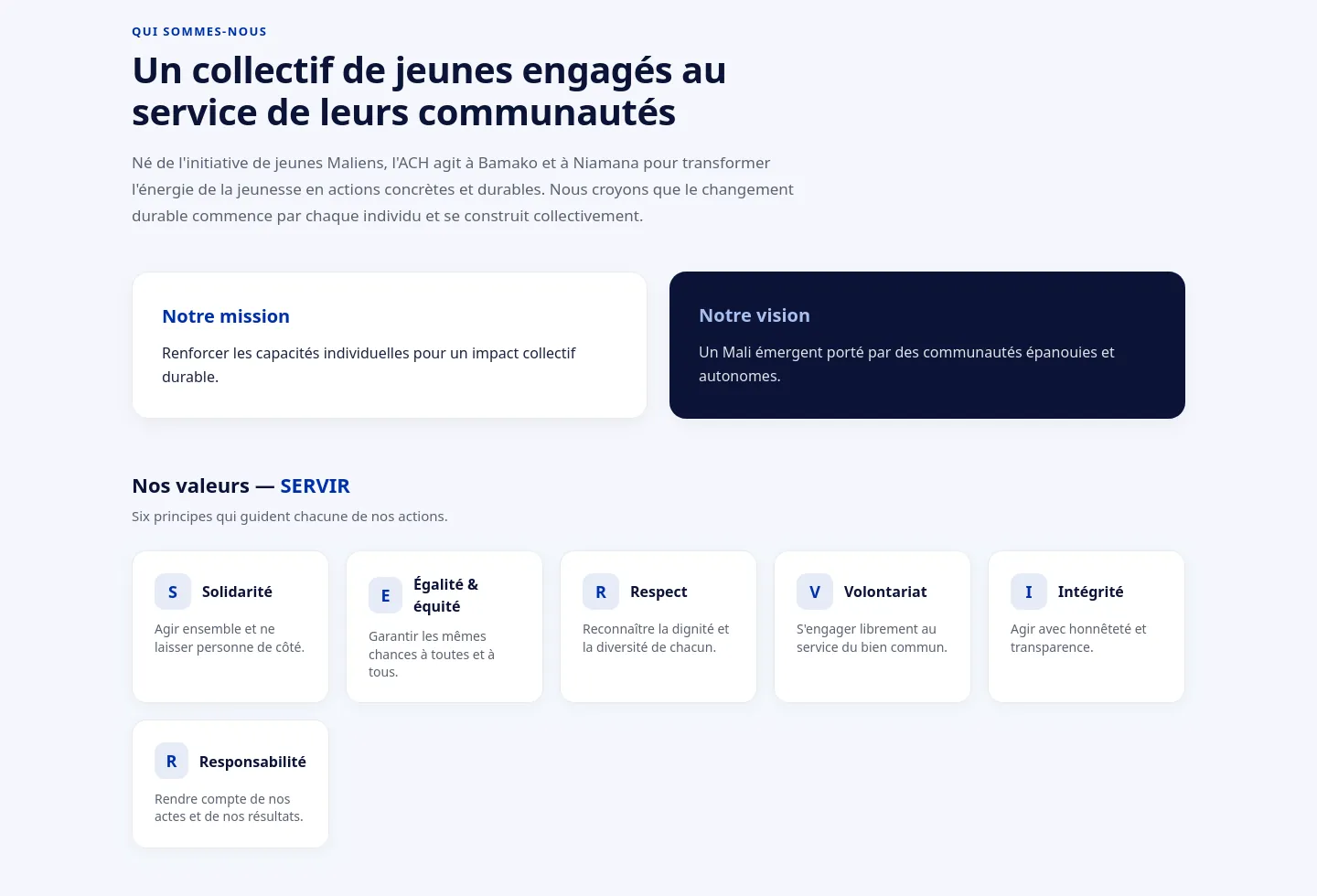 La section « Qui sommes-nous » : les cartes mission et vision côte à côte, puis les six valeurs « SERVIR » (Solidarité, Égalité, Respect, Volontariat, Intégrité, Responsabilité) en grille de cartes lettrées, sur l'identité visuelle bleu et blanc construite pour l'association.