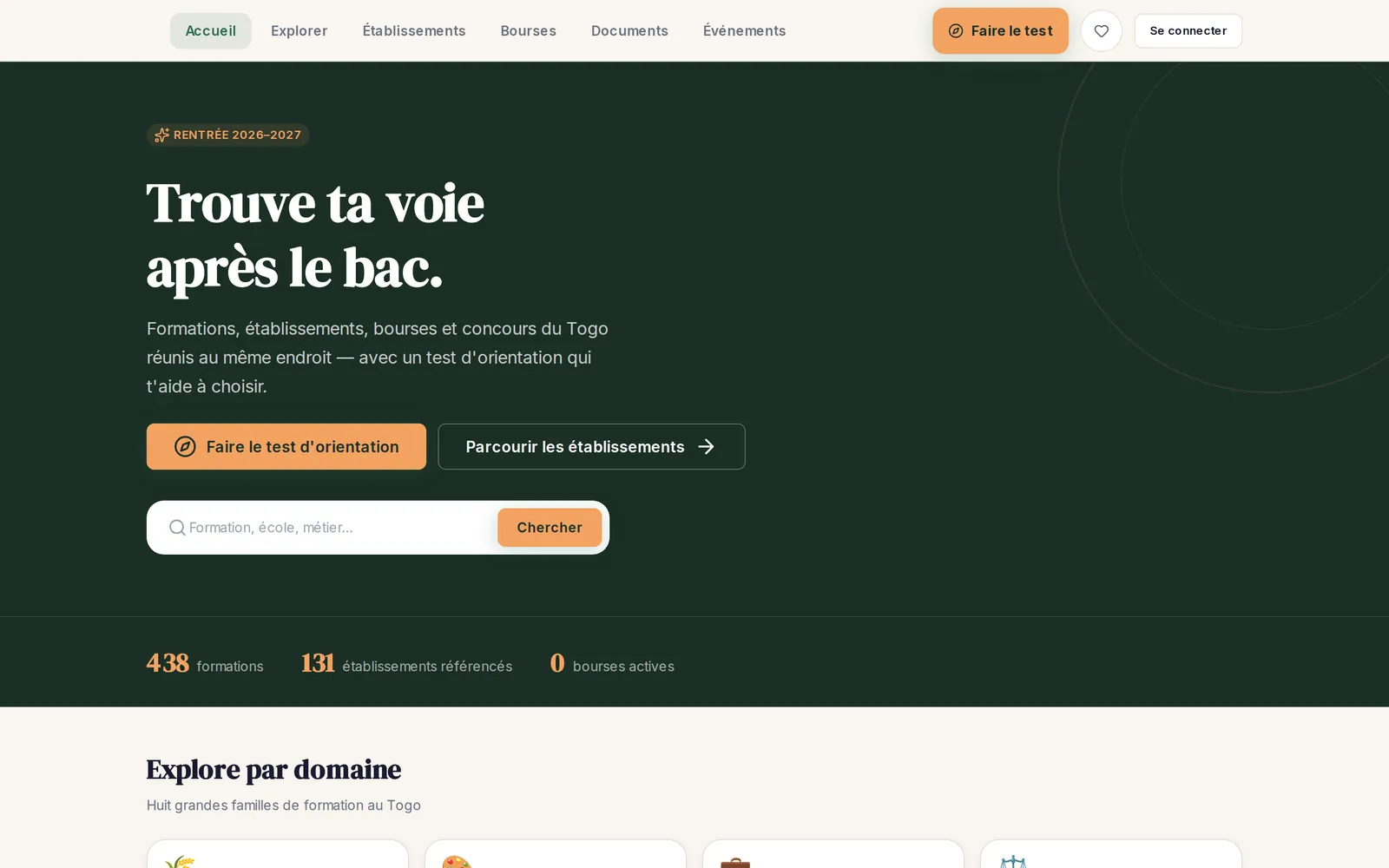 Page d'accueil d'Orient App sur desktop : un hero vert fonce avec le titre serif « Trouve ta voie apres le bac. », une etiquette « RENTREE 2026-2027 », les boutons « Faire le test d'orientation » et « Parcourir les etablissements », un champ de recherche, une rangee de compteurs (438 formations, 131 etablissements referencies, 0 bourses actives), et le debut d'une grille de domaines d'etudes.